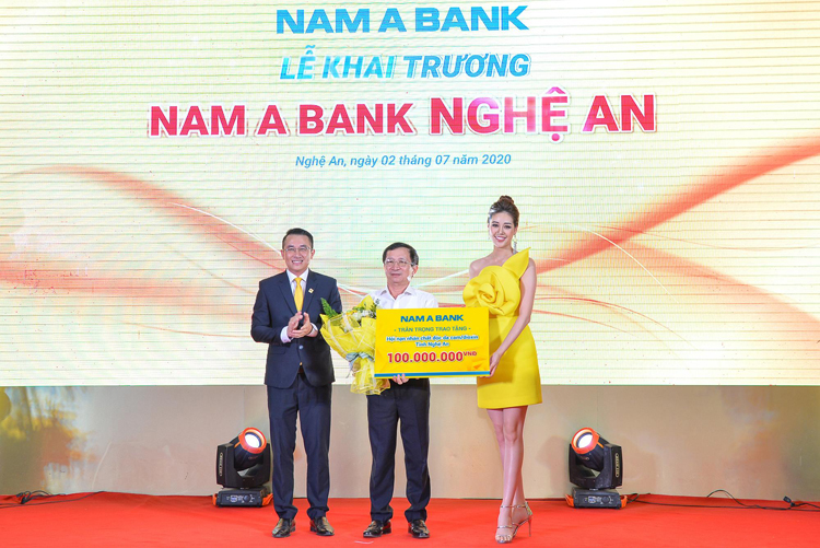 Trao 100 triệu đồng cho Hội nạn nhân chất độc da cam tại lễ khai trương Nam A Bank Nghệ An 